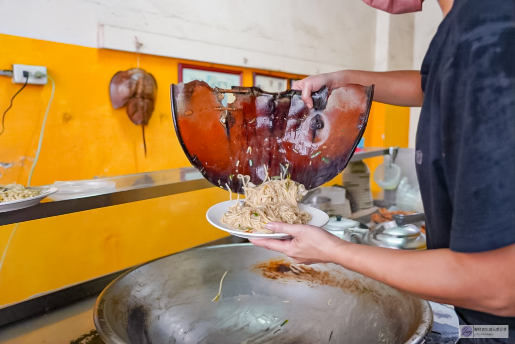 彰化員林美食-黃家 鱟殼炒蚵仔麵-在地80年技藝，快失傳的老手藝，鱟殼炒蚵仔麵只要50元 @靜兒貪吃遊玩愛分享