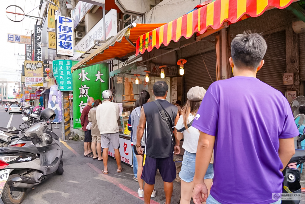 彰化員林美食-點頭大餅水煎包-秒殺水煎包，超滿餡料17元，6大鐵鍋還應付不了排隊人潮 @靜兒貪吃遊玩愛分享