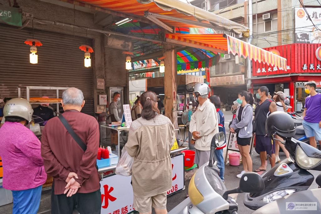 彰化員林美食-點頭大餅水煎包-秒殺水煎包，超滿餡料17元，6大鐵鍋還應付不了排隊人潮 @靜兒貪吃遊玩愛分享