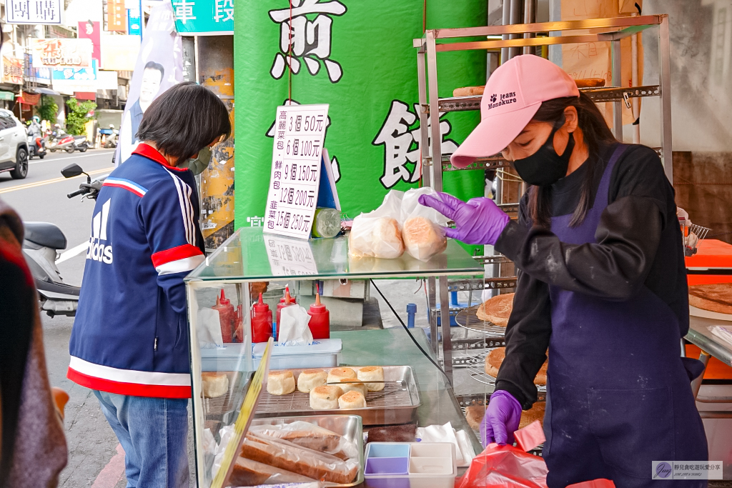 彰化員林美食-點頭大餅水煎包-秒殺水煎包，超滿餡料17元，6大鐵鍋還應付不了排隊人潮 @靜兒貪吃遊玩愛分享