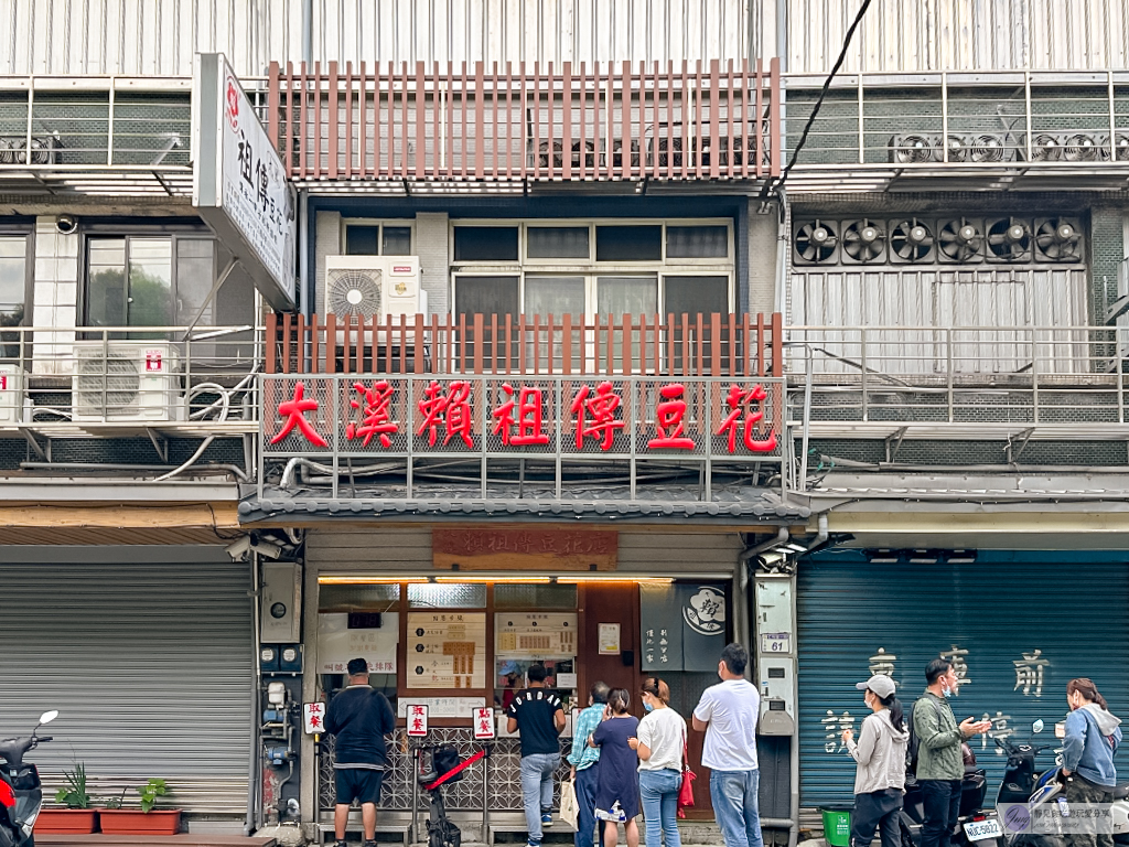 桃園大溪美食-大溪賴祖傳豆花店-在地60年的人氣排隊豆花店，三種配料只要45元 @靜兒貪吃遊玩愛分享