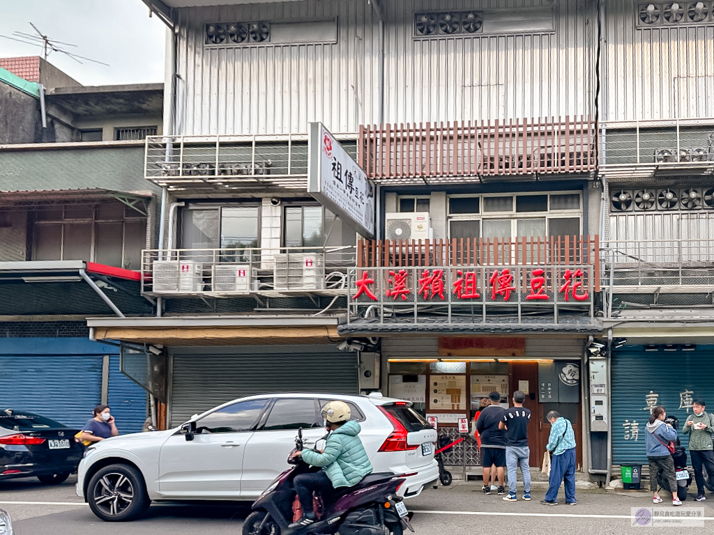 桃園大溪美食-大溪賴祖傳豆花店-在地60年的人氣排隊豆花店，三種配料只要45元 @靜兒貪吃遊玩愛分享