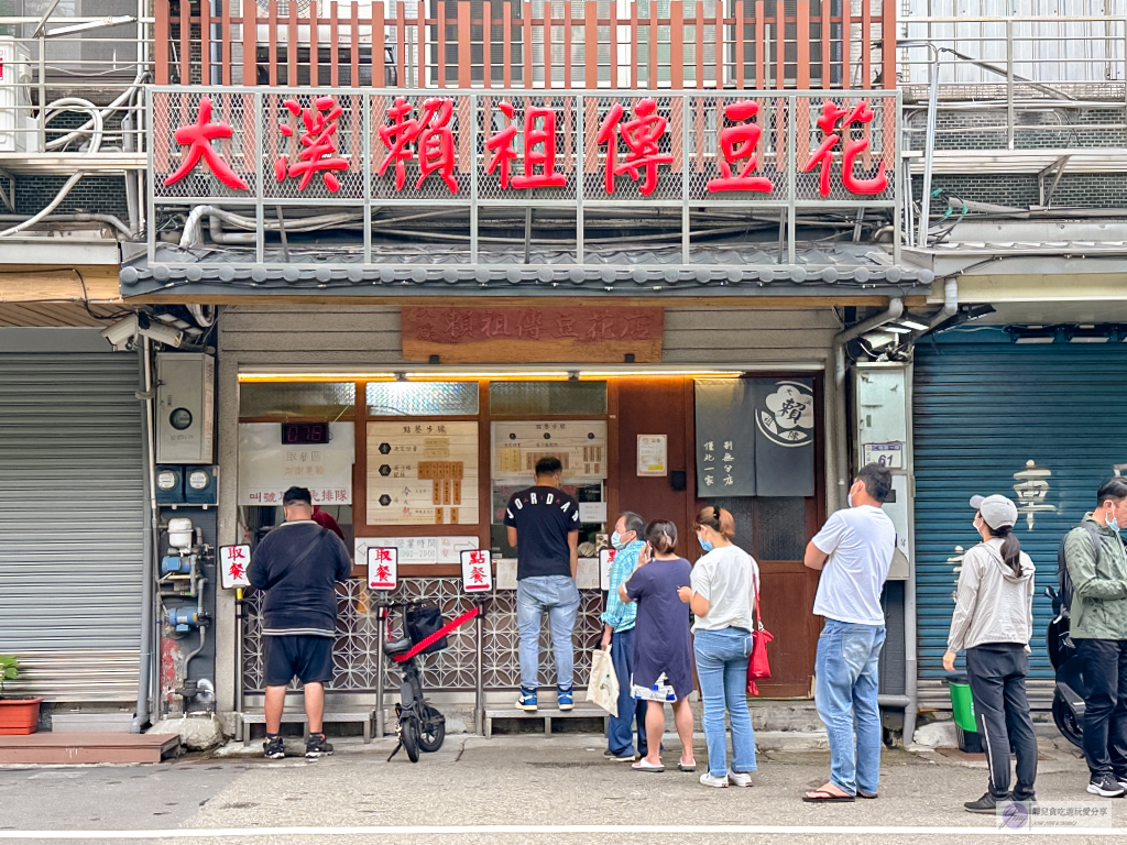 桃園大溪美食-大溪賴祖傳豆花店-在地60年的人氣排隊豆花店，三種配料只要45元 @靜兒貪吃遊玩愛分享