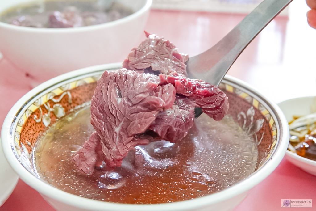 台南中西區美食-阿棠牛肉湯-在地排隊美食！蔬果熬煮的清甜湯頭vs軟嫩的溫體牛肉片，必點小吃 @靜兒貪吃遊玩愛分享