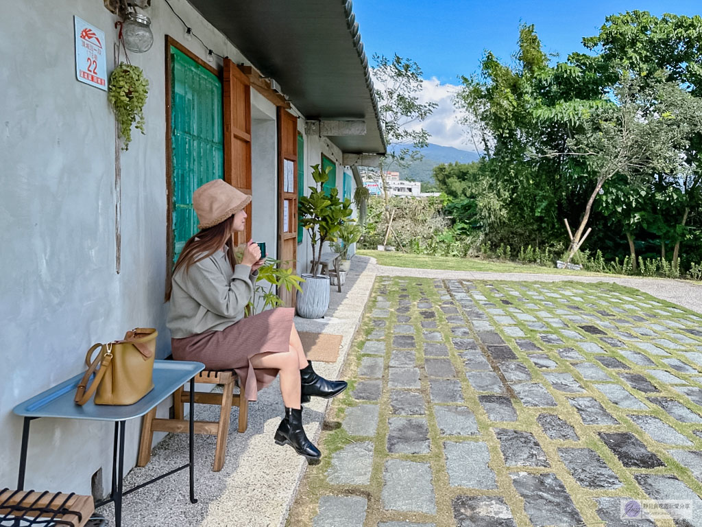 宜蘭頭城美食-小溪邊咖啡 Café Le Ruisseau-隱藏在郊區！背山面溪超Chill，老宅改造復古文青咖啡廳/寵物友善 @靜兒貪吃遊玩愛分享