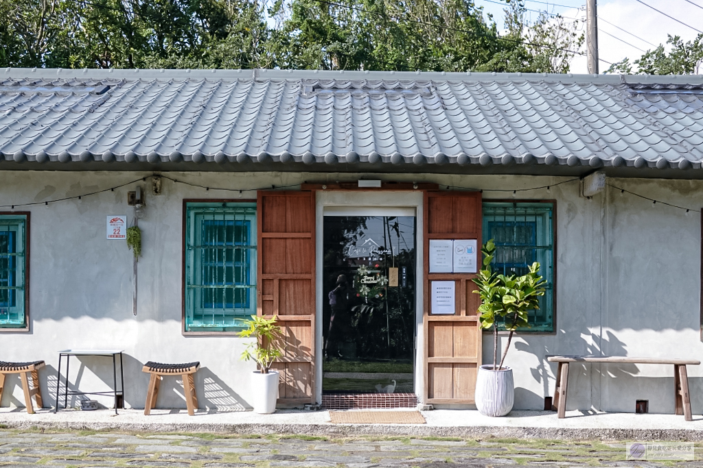 宜蘭頭城美食-小溪邊咖啡 Café Le Ruisseau-隱藏在郊區！背山面溪超Chill，老宅改造復古文青咖啡廳/寵物友善 @靜兒貪吃遊玩愛分享