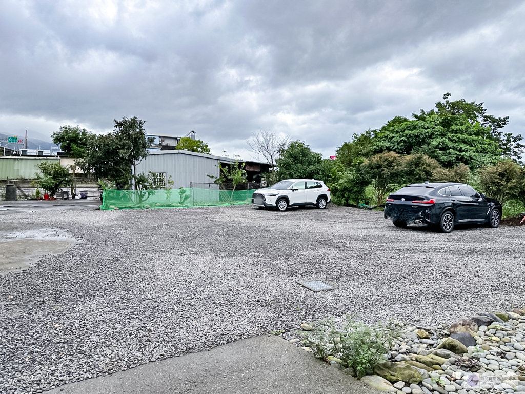 宜蘭礁溪美食-萬記商行The One’s Shop-隱藏於國道5號下的清水模田園景緻咖啡廳 @靜兒貪吃遊玩愛分享