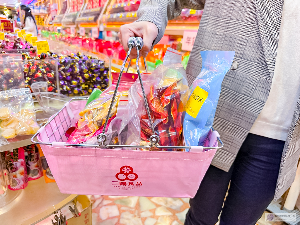 桃園中壢伴手禮-三陽食品創始店-60年老店!古早味零食蜜餞肉乾糖果年貨自助式秤重一次買齊/伴手禮推薦 @靜兒貪吃遊玩愛分享