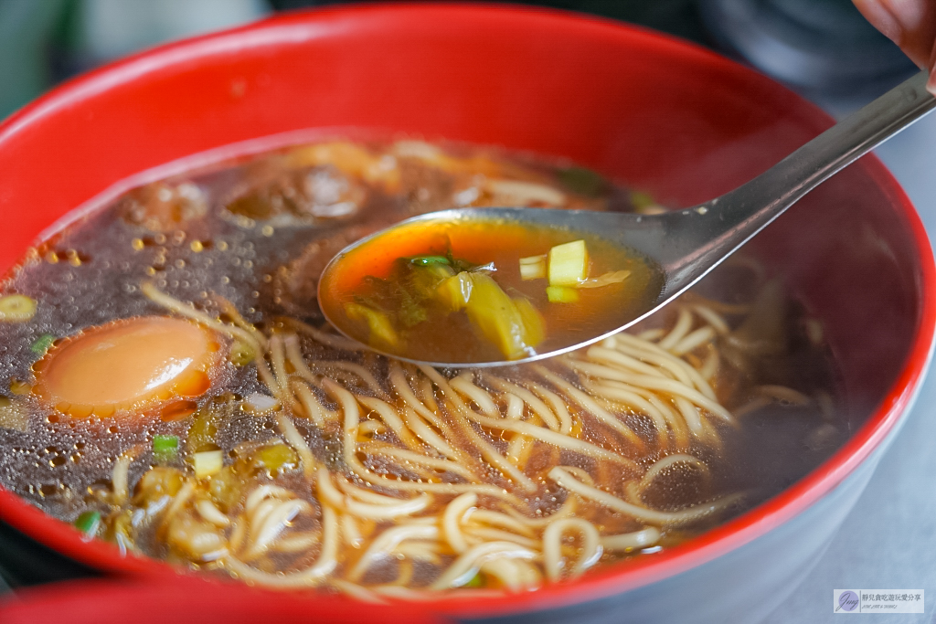 新竹美食-三廠麵店-在地熱門排隊美食！牛肉湯麵才40元，牛肉麵也只要70元，每日限量售完為止 @靜兒貪吃遊玩愛分享