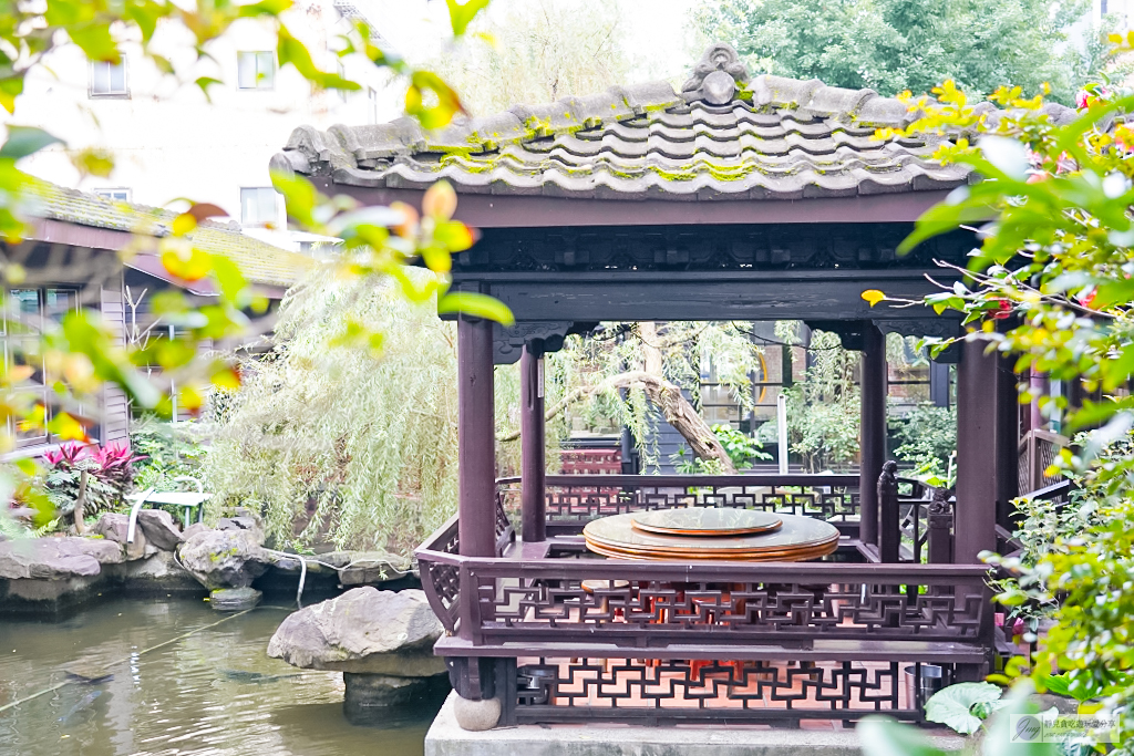 桃園美食-大白鯊海產-鬧中取靜的中式復古庭園，老字號人氣熱炒/鄰近經國轉運站 @靜兒貪吃遊玩愛分享