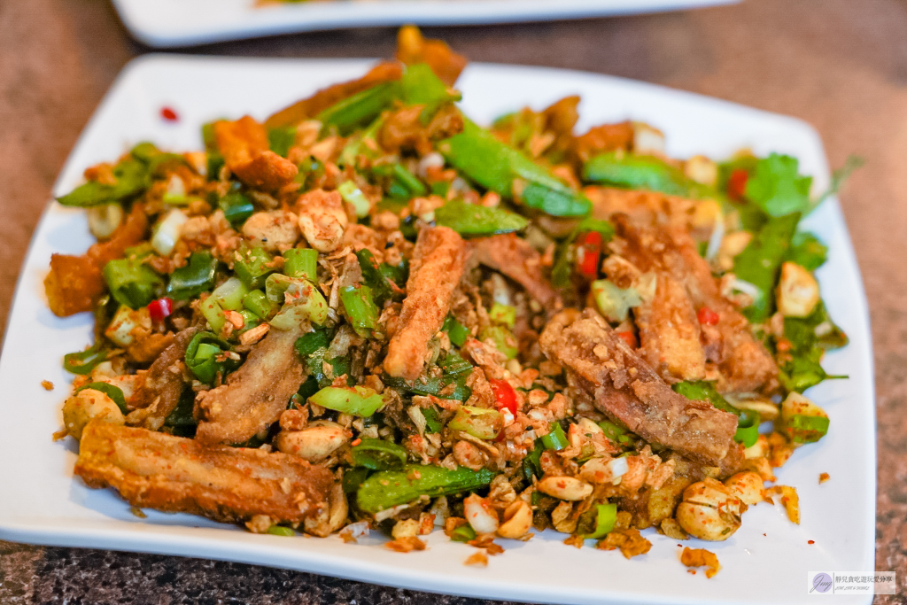 桃園美食-大白鯊海產-鬧中取靜的中式復古庭園，老字號人氣熱炒/鄰近經國轉運站 @靜兒貪吃遊玩愛分享