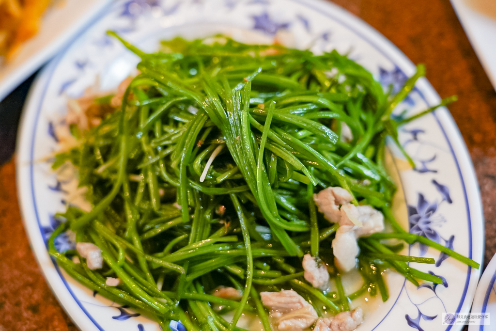 桃園美食-大白鯊海產-鬧中取靜的中式復古庭園，老字號人氣熱炒/鄰近經國轉運站 @靜兒貪吃遊玩愛分享