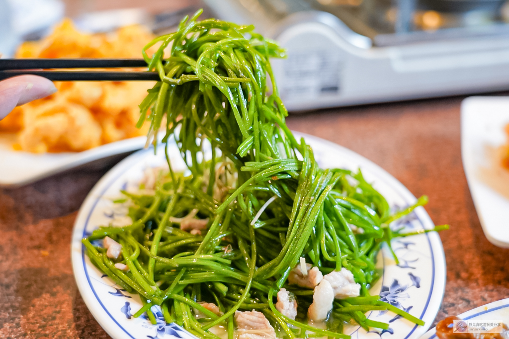 桃園美食-大白鯊海產-鬧中取靜的中式復古庭園，老字號人氣熱炒/鄰近經國轉運站 @靜兒貪吃遊玩愛分享