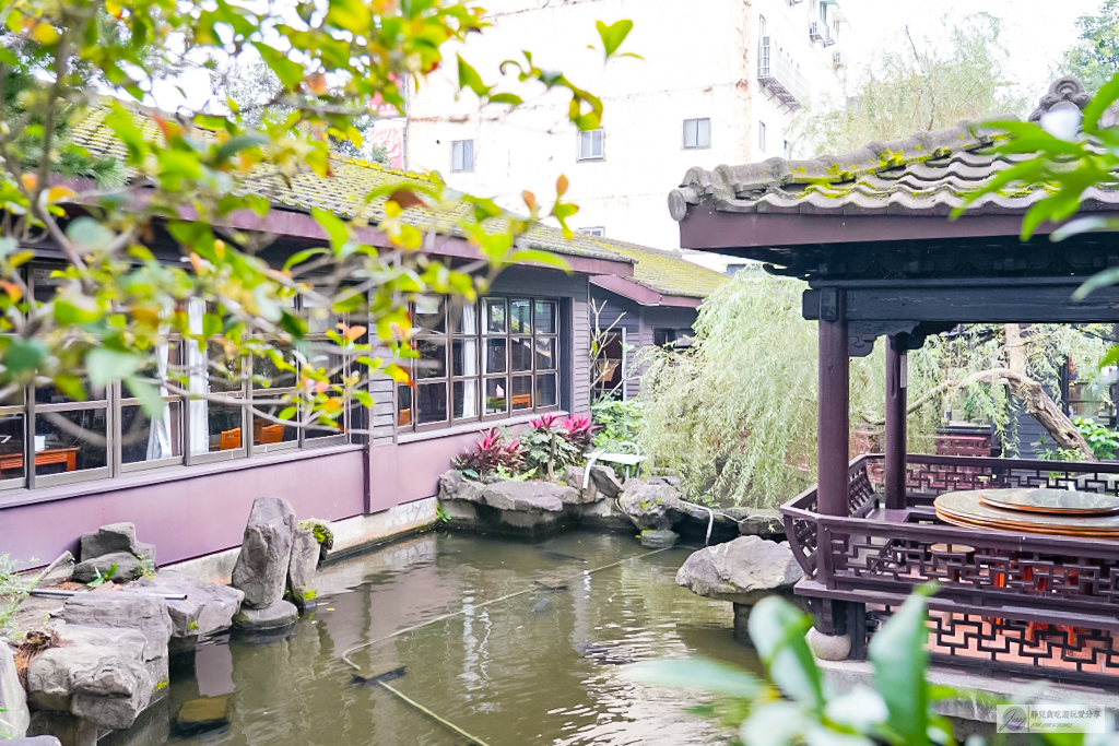 桃園美食-大白鯊海產-鬧中取靜的中式復古庭園，老字號人氣熱炒/鄰近經國轉運站 @靜兒貪吃遊玩愛分享