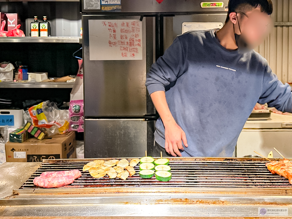 桃園美食-串串烤吧-宵夜首選！超Chill半露天貨櫃屋平價串烤店，最低一串35元超便宜 @靜兒貪吃遊玩愛分享