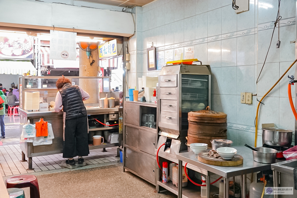 台南中西區美食-阿松割包-在地80年老店！傳承三代顛覆傳統的人氣割包，內用附手套還附湯 @靜兒貪吃遊玩愛分享