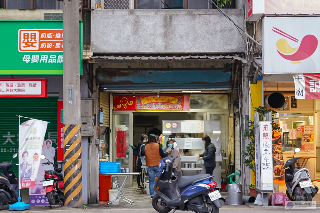 桃園新屋美食-無名水煎包-在地人哀嚎：別再報了，一出爐就被秒殺！超大顆皮薄餡多 @靜兒貪吃遊玩愛分享