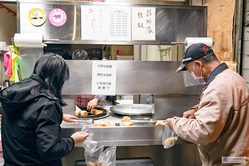 桃園新屋美食-無名水煎包-在地人哀嚎：別再報了，一出爐就被秒殺！超大顆皮薄餡多 @靜兒貪吃遊玩愛分享