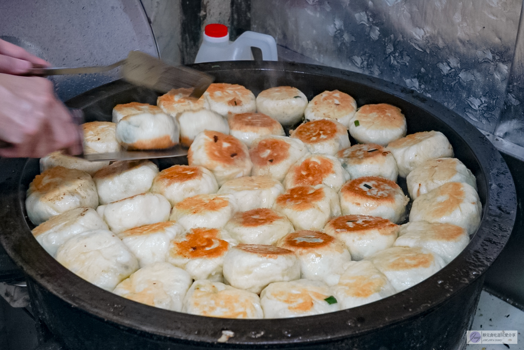 桃園新屋美食-黃媽媽水煎包-隱身住宅巷弄！在地經營27年，恰恰水煎包一顆18元 @靜兒貪吃遊玩愛分享