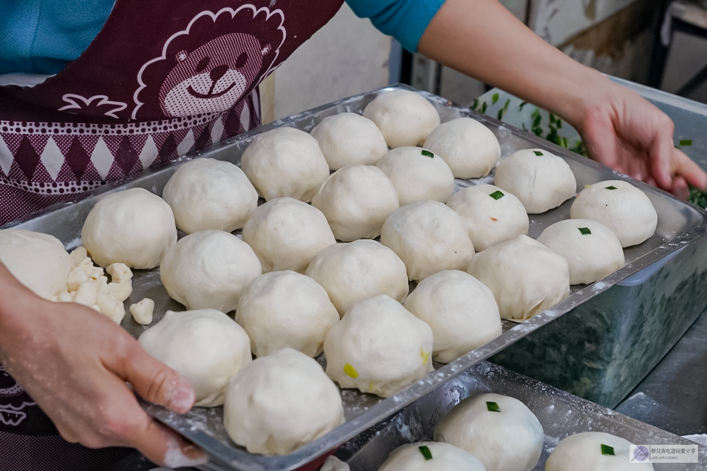 桃園新屋美食-黃媽媽水煎包-隱身住宅巷弄！在地經營27年，恰恰水煎包一顆18元 @靜兒貪吃遊玩愛分享