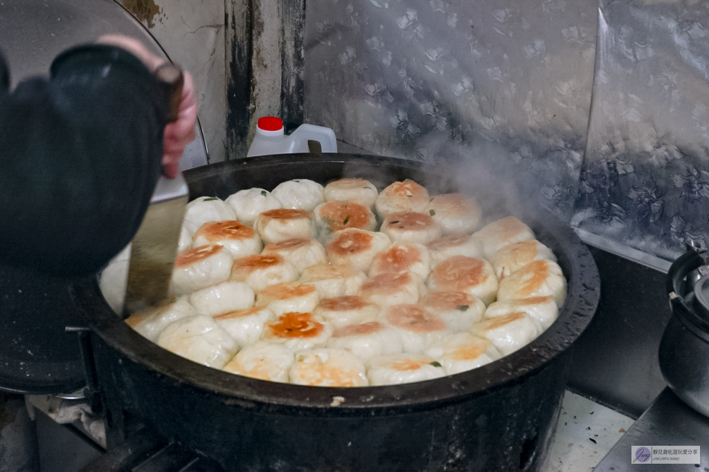 桃園新屋美食-黃媽媽水煎包-隱身住宅巷弄！在地經營27年，恰恰水煎包一顆18元 @靜兒貪吃遊玩愛分享