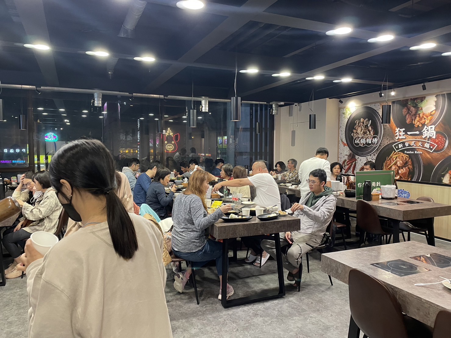 新竹竹北美食-超人氣排隊名店！一吃就圈粉的台式爆炒火鍋/狂一鍋 竹北插旗 @靜兒貪吃遊玩愛分享