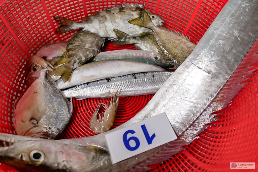 新竹香山美食-旬好魚 明發定置漁場-當季現撈野生鮮魚！！直接跟漁民買魚，新鮮魚貨拍賣會場，搶魚手速要快 @靜兒貪吃遊玩愛分享