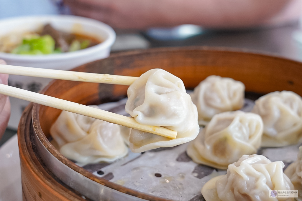 台東美食-鄰家蒸餃-在地經營26年！！號稱台東版鼎泰豐，皮薄餡多現點現蒸的鮮肉蒸餃 @靜兒貪吃遊玩愛分享