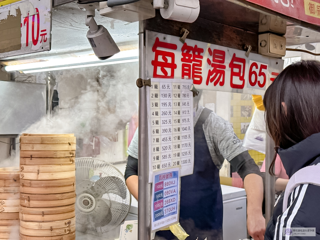 桃園中壢美食-御冠園鮮肉湯包專賣店-皮薄爆漿湯包！！在地人最愛的銅板排隊小吃，一籠65元 @靜兒貪吃遊玩愛分享