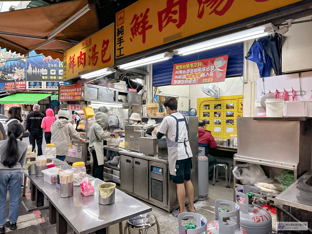 桃園中壢美食-御冠園鮮肉湯包專賣店-皮薄爆漿湯包！！在地人最愛的銅板排隊小吃，一籠65元 @靜兒貪吃遊玩愛分享