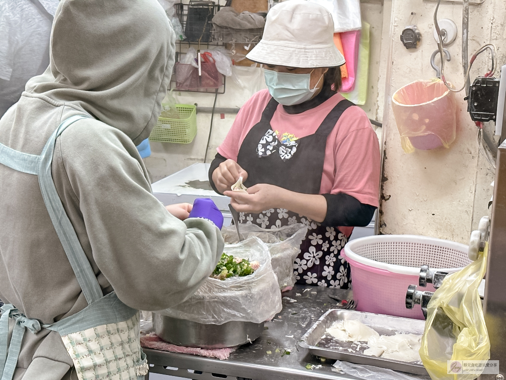 桃園中壢美食-御冠園鮮肉湯包專賣店-皮薄爆漿湯包！！在地人最愛的銅板排隊小吃，一籠65元 @靜兒貪吃遊玩愛分享