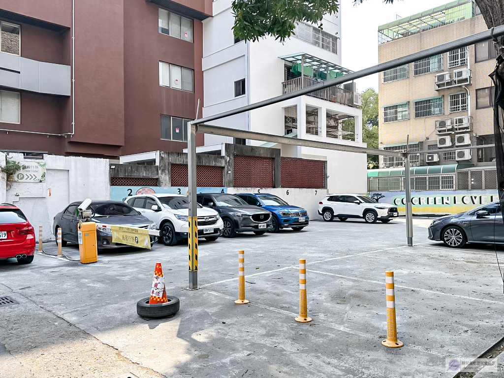 台中西區住宿-綠宿行旅Green Hotel-全台獨家室內煙火！天井自然採光、大廳植生牆，打造充滿巧思的旅居空間/鄰近草悟道 @靜兒貪吃遊玩愛分享