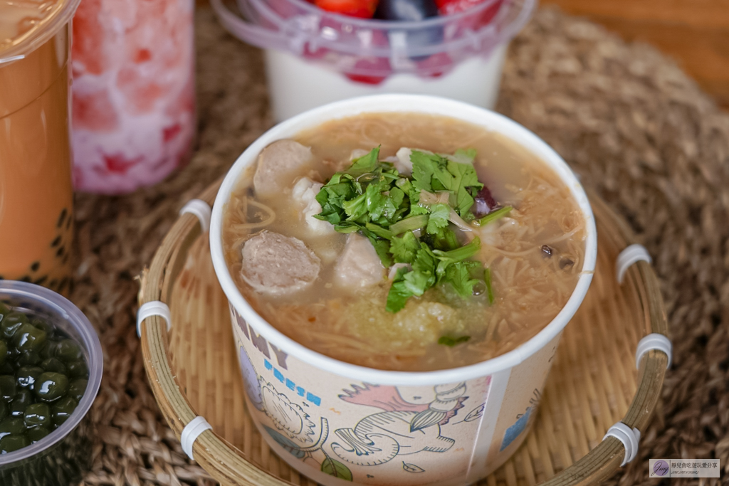 桃園八德美食-北巡茶飲-隱藏在工廠裡的手搖飲！！免跑台中也能吃到草仔粿珍珠，限量招牌四寶麵線用料超大器 @靜兒貪吃遊玩愛分享