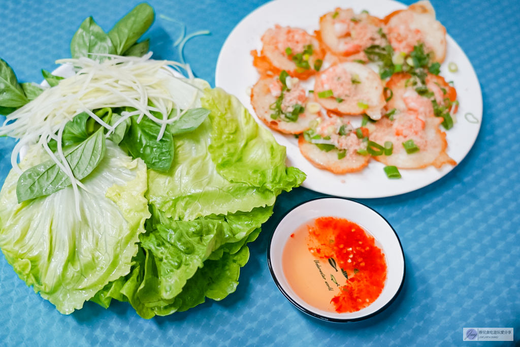 桃園美食-頭頓煎蝦餅-限量飛碟蝦餅！！越南夫妻提早賣完就打烊，獨賣蝦餅每天都排隊，一份120元附生菜盤 @靜兒貪吃遊玩愛分享