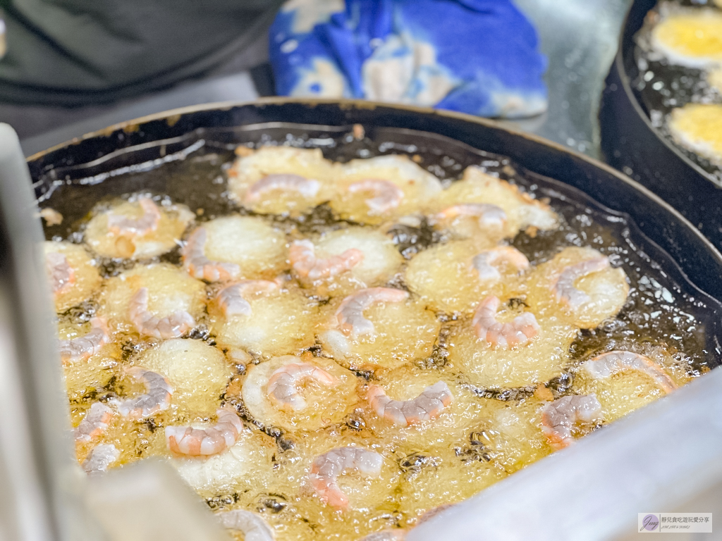 桃園美食-頭頓煎蝦餅-限量飛碟蝦餅！！越南夫妻提早賣完就打烊，獨賣蝦餅每天都排隊，一份120元附生菜盤 @靜兒貪吃遊玩愛分享