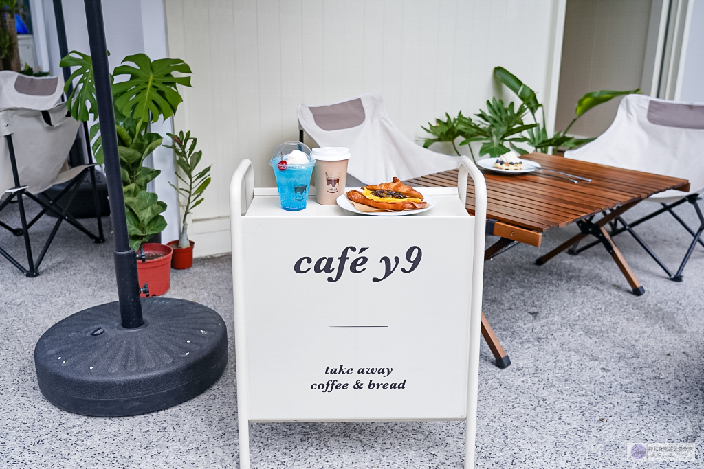 桃園中壢美食-Café y9 -隱藏巷弄轉角！！韓系奶油白質感露營風戶外咖啡店/鄰近林森國小 @靜兒貪吃遊玩愛分享