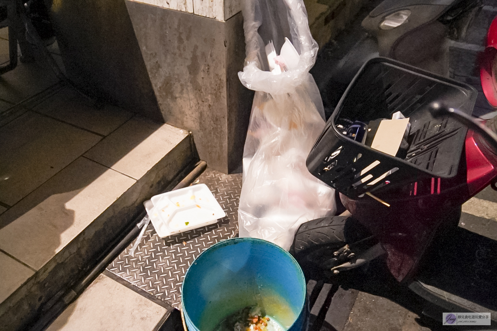 桃園八德美食-大湳清粥小菜-神秘小貨車！只營業在凌晨，只營業3小時，時間還沒有到就大排長龍不浮誇 @靜兒貪吃遊玩愛分享