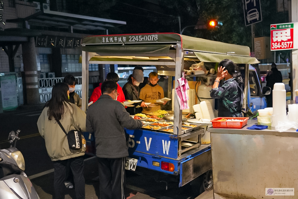 桃園八德美食-大湳清粥小菜-神秘小貨車！只營業在凌晨，只營業3小時，時間還沒有到就大排長龍不浮誇 @靜兒貪吃遊玩愛分享