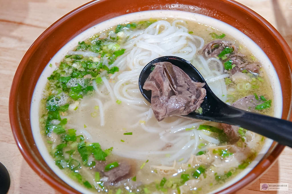 桃園平鎮美食-阿鐵妹-雲南特色料理！！道地的手抓簸箕飯、牛干巴、牛扒烀菜餚/鄰近忠貞市場 @靜兒貪吃遊玩愛分享