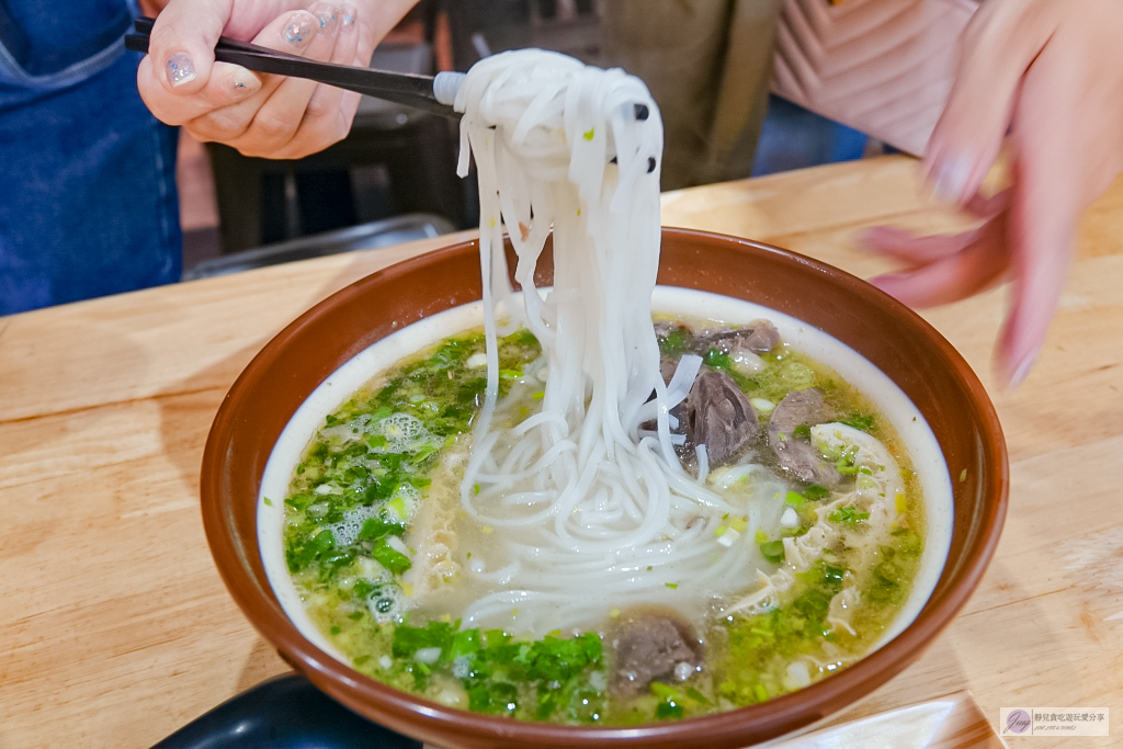 桃園平鎮美食-阿鐵妹-雲南特色料理！！道地的手抓簸箕飯、牛干巴、牛扒烀菜餚/鄰近忠貞市場 @靜兒貪吃遊玩愛分享