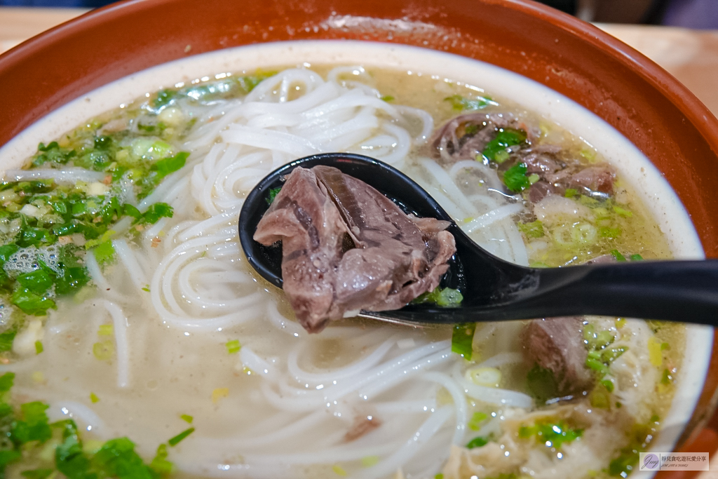 桃園平鎮美食-阿鐵妹-雲南特色料理！！道地的手抓簸箕飯、牛干巴、牛扒烀菜餚/鄰近忠貞市場 @靜兒貪吃遊玩愛分享