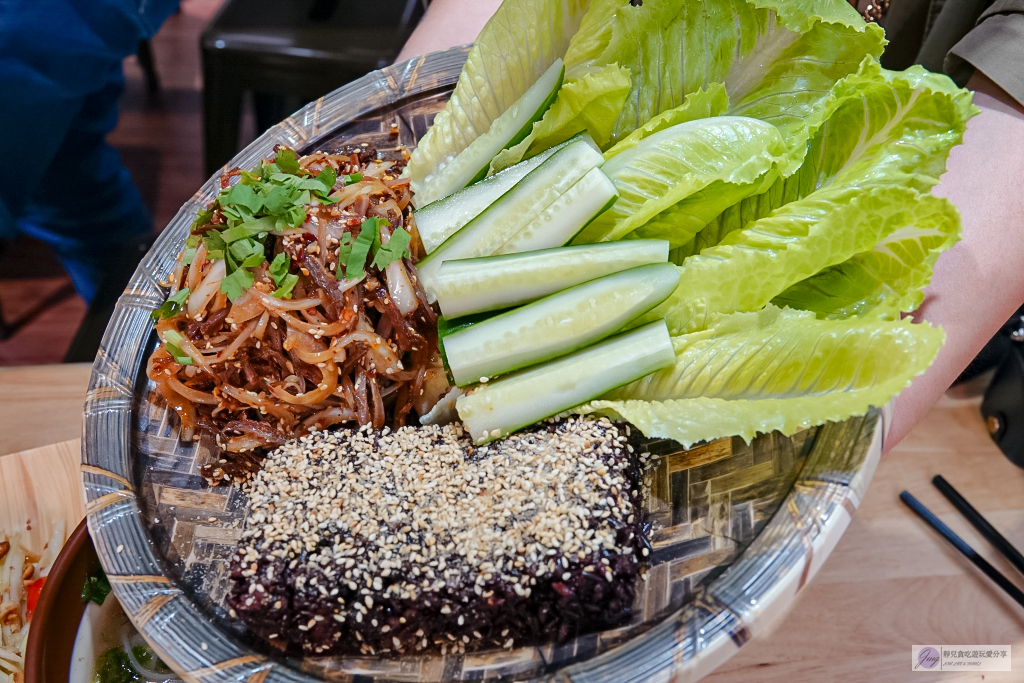 桃園平鎮美食-阿鐵妹-雲南特色料理！！道地的手抓簸箕飯、牛干巴、牛扒烀菜餚/鄰近忠貞市場 @靜兒貪吃遊玩愛分享