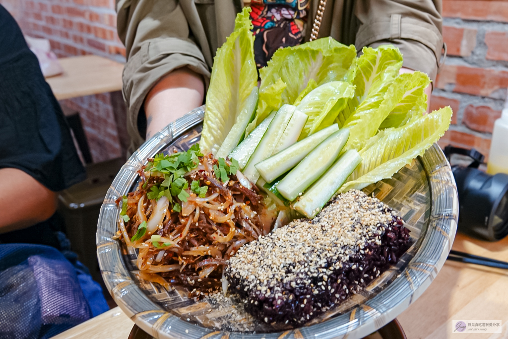 桃園平鎮美食-阿鐵妹-雲南特色料理！！道地的手抓簸箕飯、牛干巴、牛扒烀菜餚/鄰近忠貞市場 @靜兒貪吃遊玩愛分享