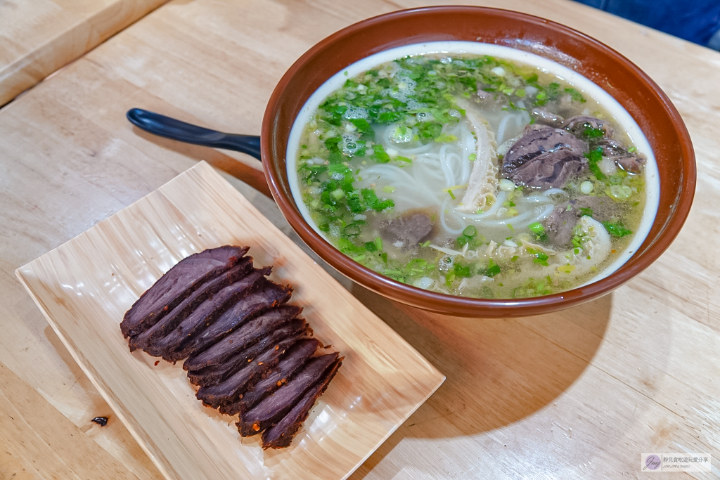 桃園平鎮美食-阿鐵妹-雲南特色料理！！道地的手抓簸箕飯、牛干巴、牛扒烀菜餚/鄰近忠貞市場 @靜兒貪吃遊玩愛分享