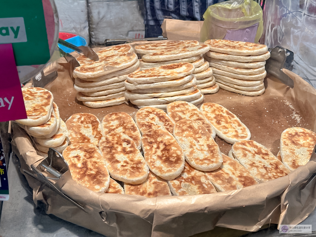 桃園美食-鹿港牛舌餅-隱藏夜市路尾！！在地20多年的古早味，剛出爐香氣十足超好吃/桃園觀光夜市 @靜兒貪吃遊玩愛分享