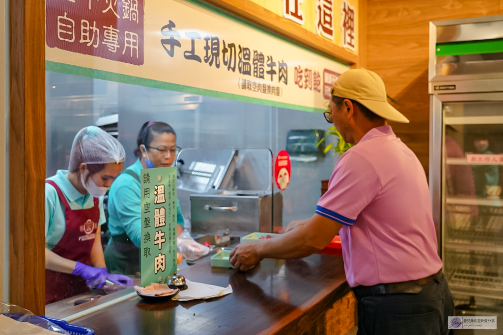 金門美食-圓頭肉乾金門農牧概念館-全台唯一溫體酒糟全牛火鍋吃到飽，牛眼、牛肝心肺、牛舌多達30個部位任你吃 @靜兒貪吃遊玩愛分享