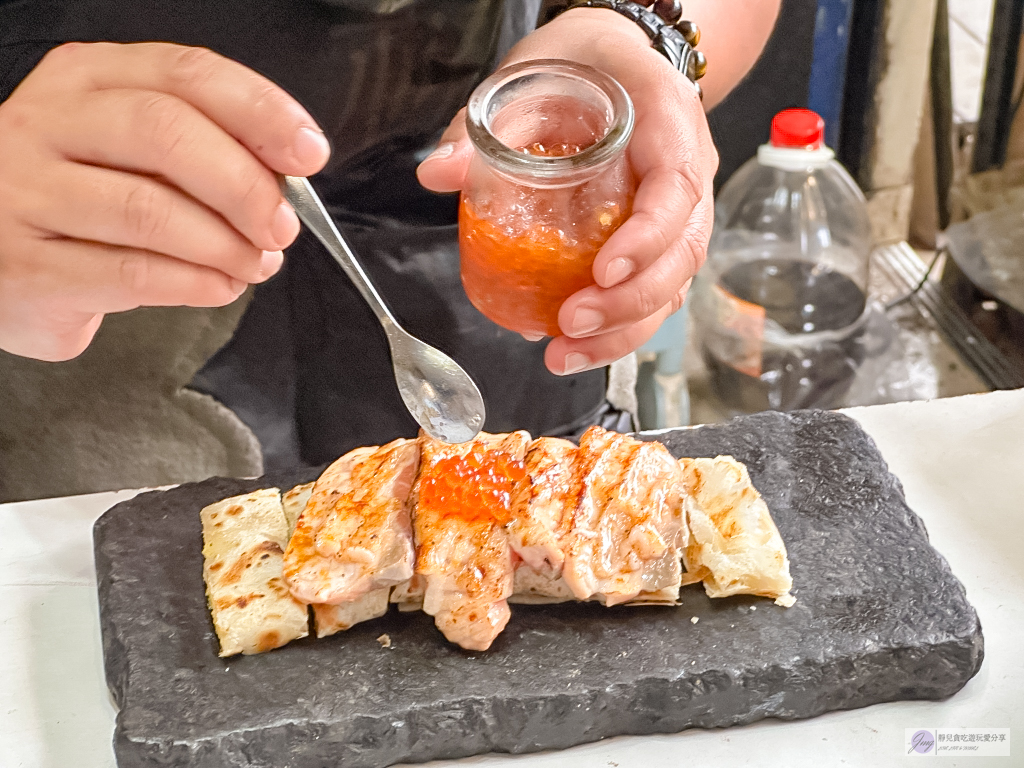 宜蘭羅東美食-碳個究竟早午晚餐-浮誇系蛋餅！！鮭魚、鮭魚卵都放上，多達35種口味千層蛋餅、23種口味便當/ 鄰近羅東夜市 @靜兒貪吃遊玩愛分享