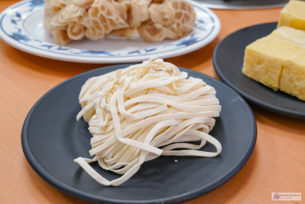 桃園美食-老余牛家莊-遷新址生意依舊興隆！霸氣鋼盆牛肉鍋超浮誇，苗栗在地經營40年老字號桃園分店 @靜兒貪吃遊玩愛分享