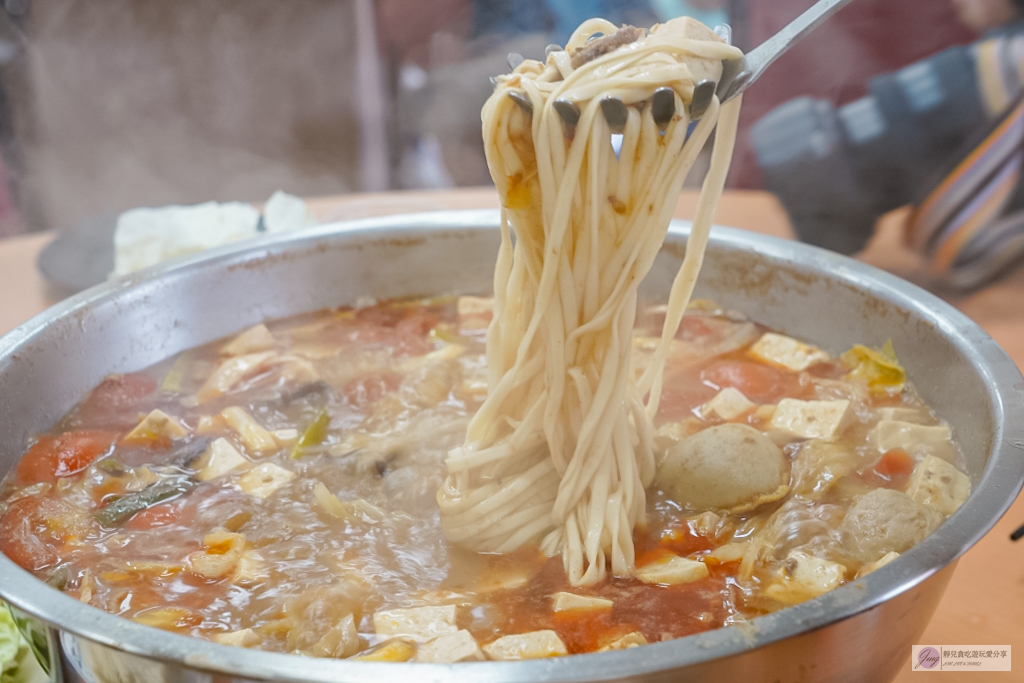 桃園美食-老余牛家莊-遷新址生意依舊興隆！霸氣鋼盆牛肉鍋超浮誇，苗栗在地經營40年老字號桃園分店 @靜兒貪吃遊玩愛分享