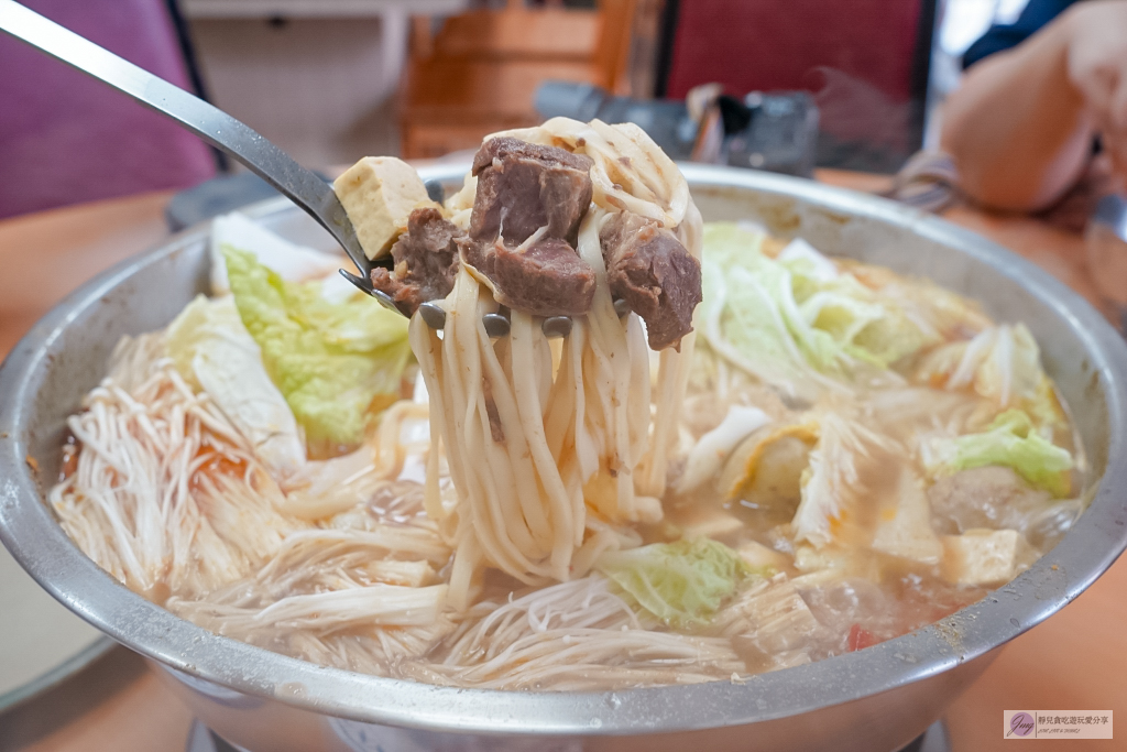 桃園美食-老余牛家莊-遷新址生意依舊興隆！霸氣鋼盆牛肉鍋超浮誇，苗栗在地經營40年老字號桃園分店 @靜兒貪吃遊玩愛分享